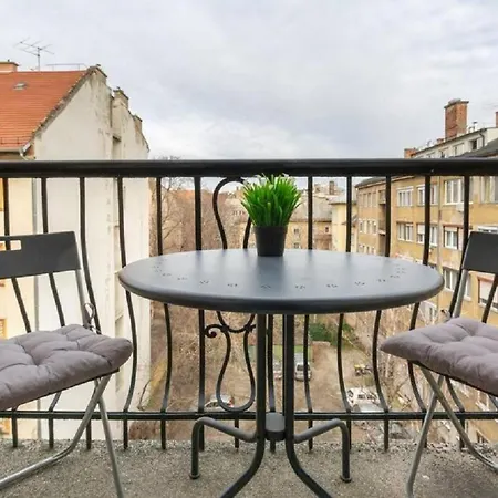 Balzac By Westend Mall With Balcony, Ac בודפשט