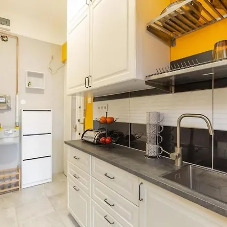 דירה Balzac By Westend Mall With Balcony, Ac