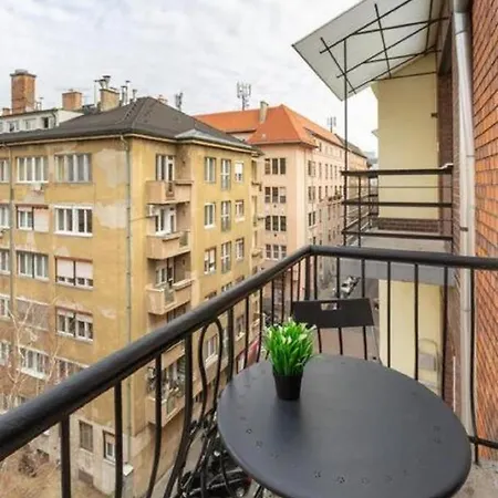 Balzac By Westend Mall With Balcony, Ac * בודפשט
