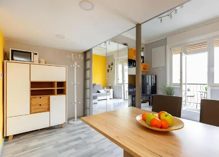 Balzac By Westend Mall With Balcony, Ac Budapesta