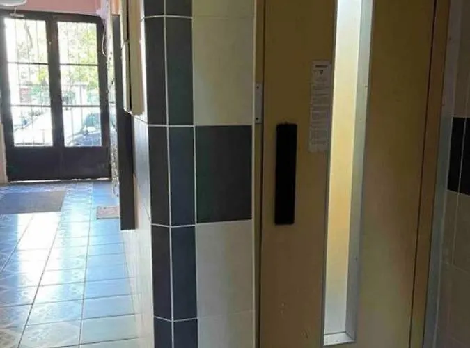 Balzac By Westend Mall With Balcony, Ac Apartamento
