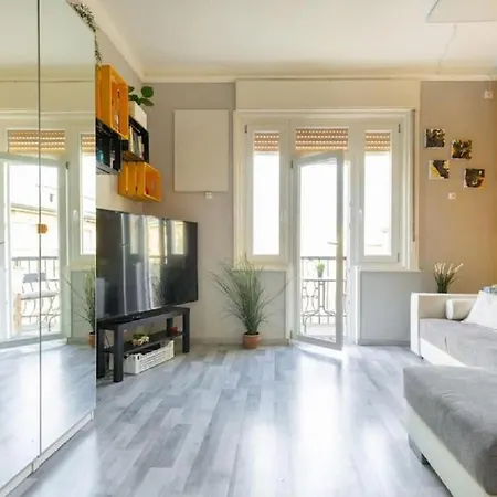 Daire Balzac By Westend Mall With Balcony, Ac